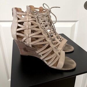 Nine West Bone colored wedged heel, size 8